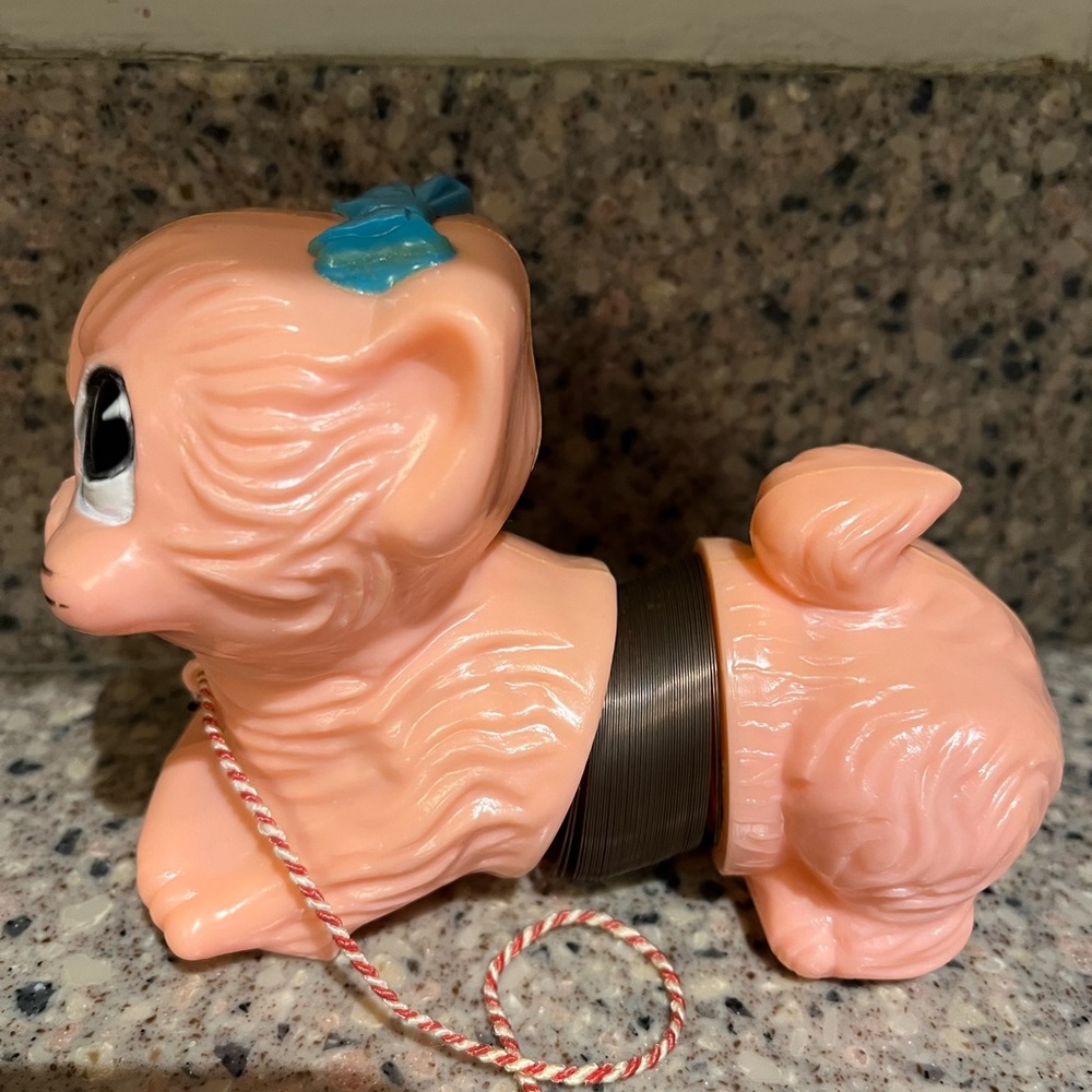 VINTAGE JAMES INDUSTRIES 1960's PINK SLINKY KITTEN PULL TOY